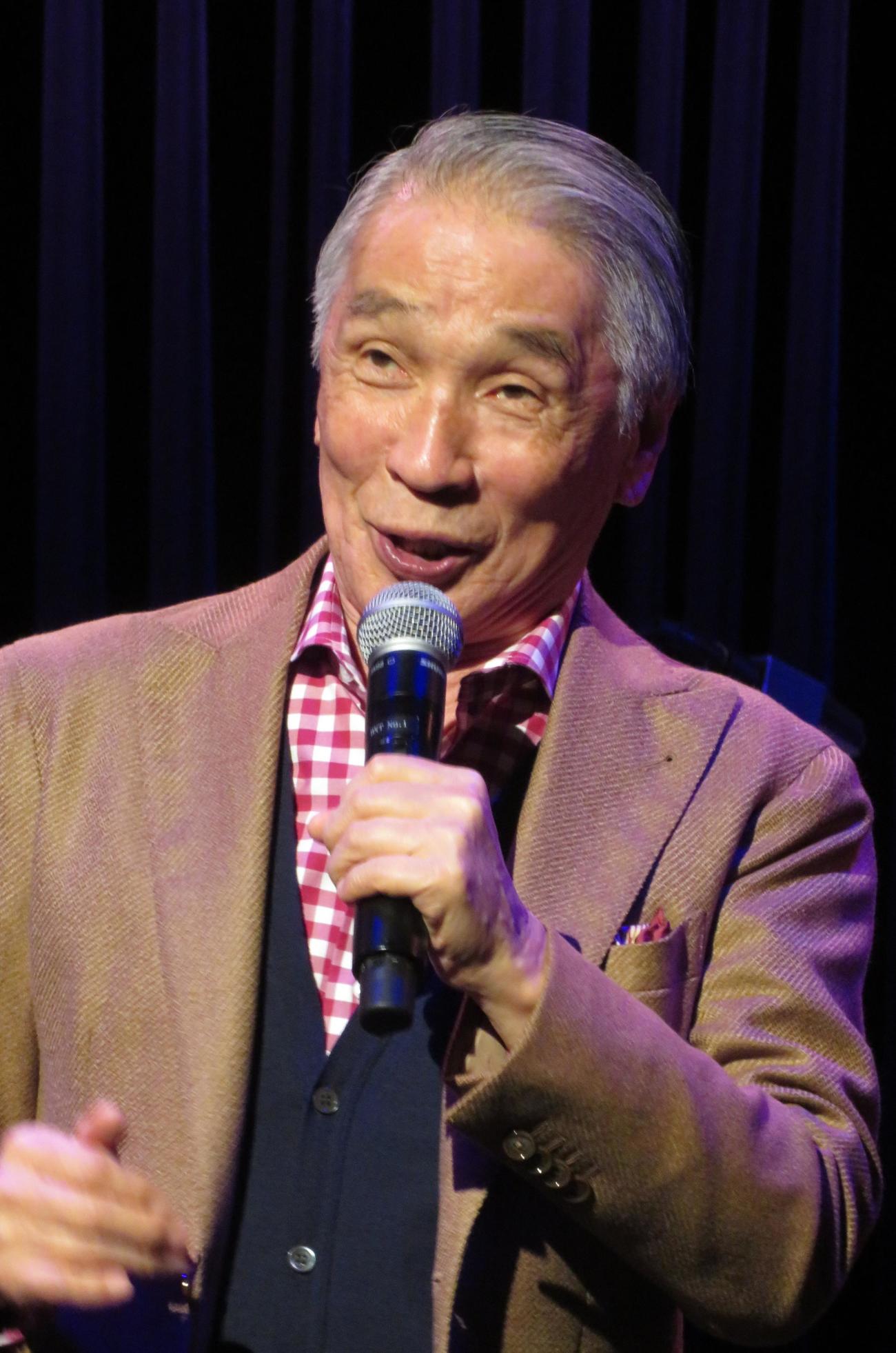 熱唱する堺正章
