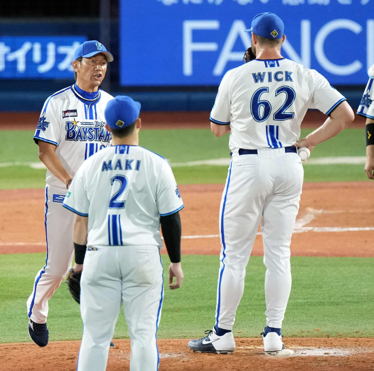 8月27日、ウィックに強い口調で交代を告げるDeNA三浦監督