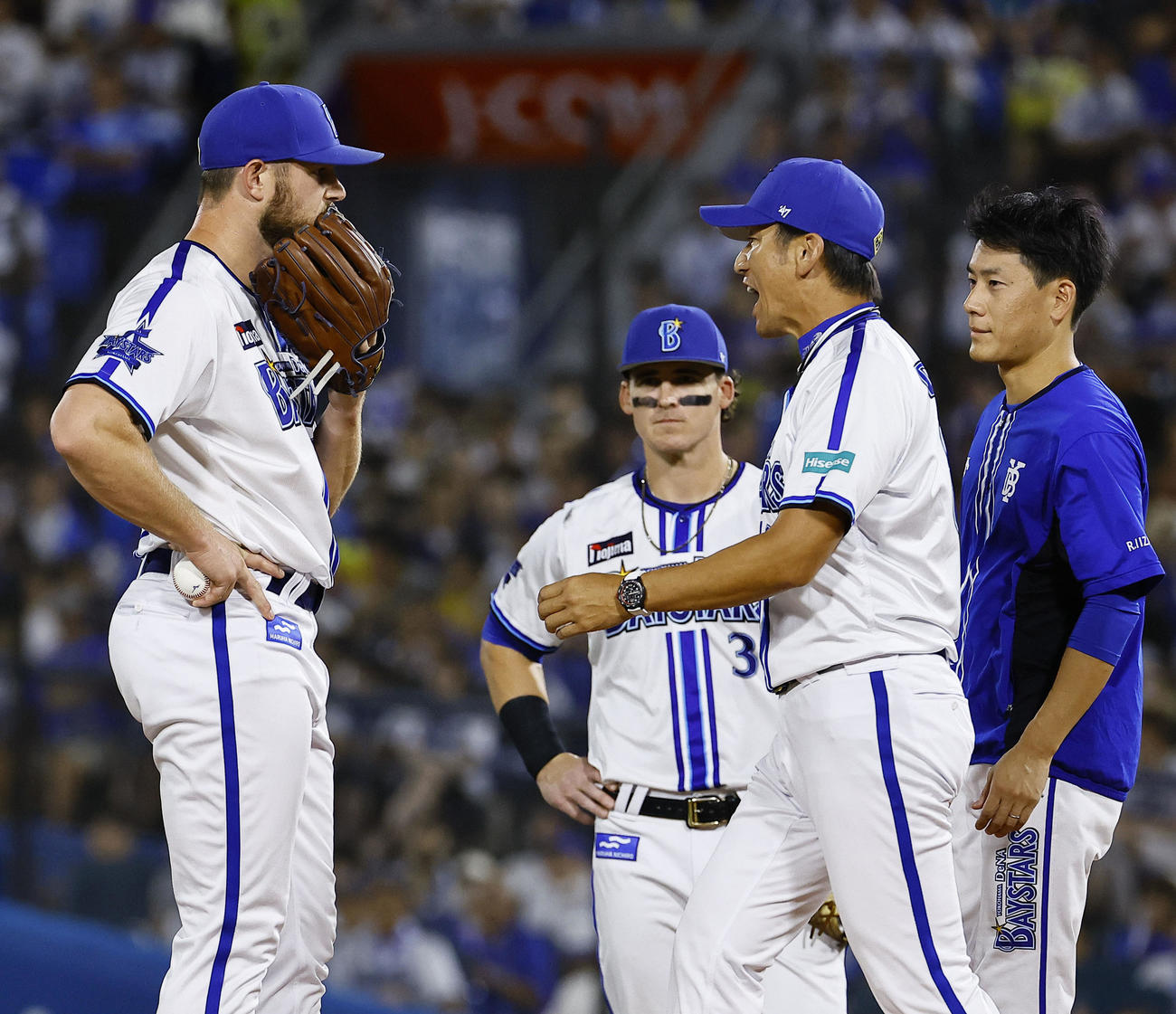 8月27日、降板を告げ厳しい表情でウィック（左）に声をかけるDeNA三浦監督