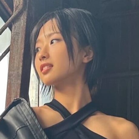 モー娘。最年少の弓桁朱琴、グラビアで見せたクールな一面に「2次元スタイル」「カッコ良すぎ」