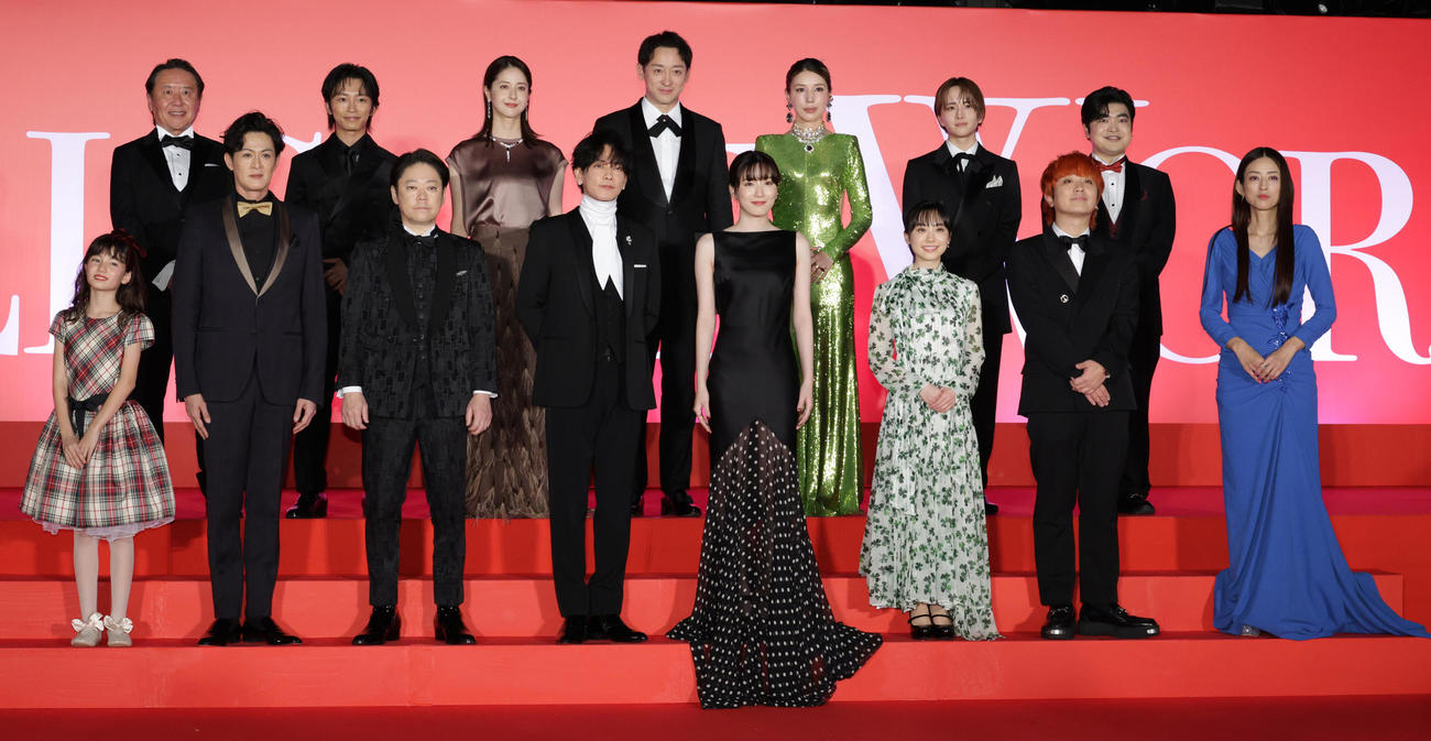 映画「はたらく細胞」プレミアイベントに出席した、前列左からマイカピュ、新納慎也、阿部サダヲ、佐藤健、永野芽郁、芦田愛菜、Fukase、小沢真珠、後列左から武内英樹監督、加藤清史郎、松本若菜、山本耕史、仲里依紗、板垣李光人、加藤諒（撮影・中島郁夫）