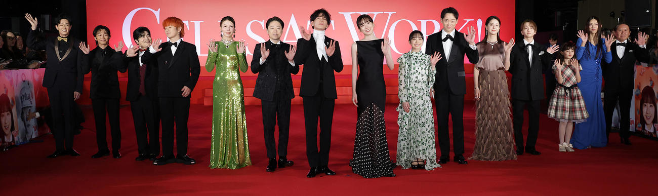 映画「はたらく細胞」プレミアイベントに出席した、左から新納慎也、加藤清史郎、加藤諒、Fukase、仲里依紗、阿部サダヲ、佐藤健、永野芽郁、芦田愛菜、山本耕史、松本若菜、板垣李光人、マイカピュ、小沢真珠、武内英樹監督（撮影・中島郁夫）