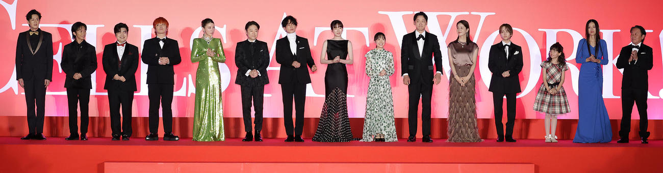 映画「はたらく細胞」プレミアイベントに出席した、左から新納慎也、加藤清史郎、加藤諒、Fukase、仲里依紗、阿部サダヲ、佐藤健、永野芽郁、芦田愛菜、山本耕史、松本若菜、板垣李光人、マイカピュ、小沢真珠、武内英樹監督（撮影・中島郁夫）