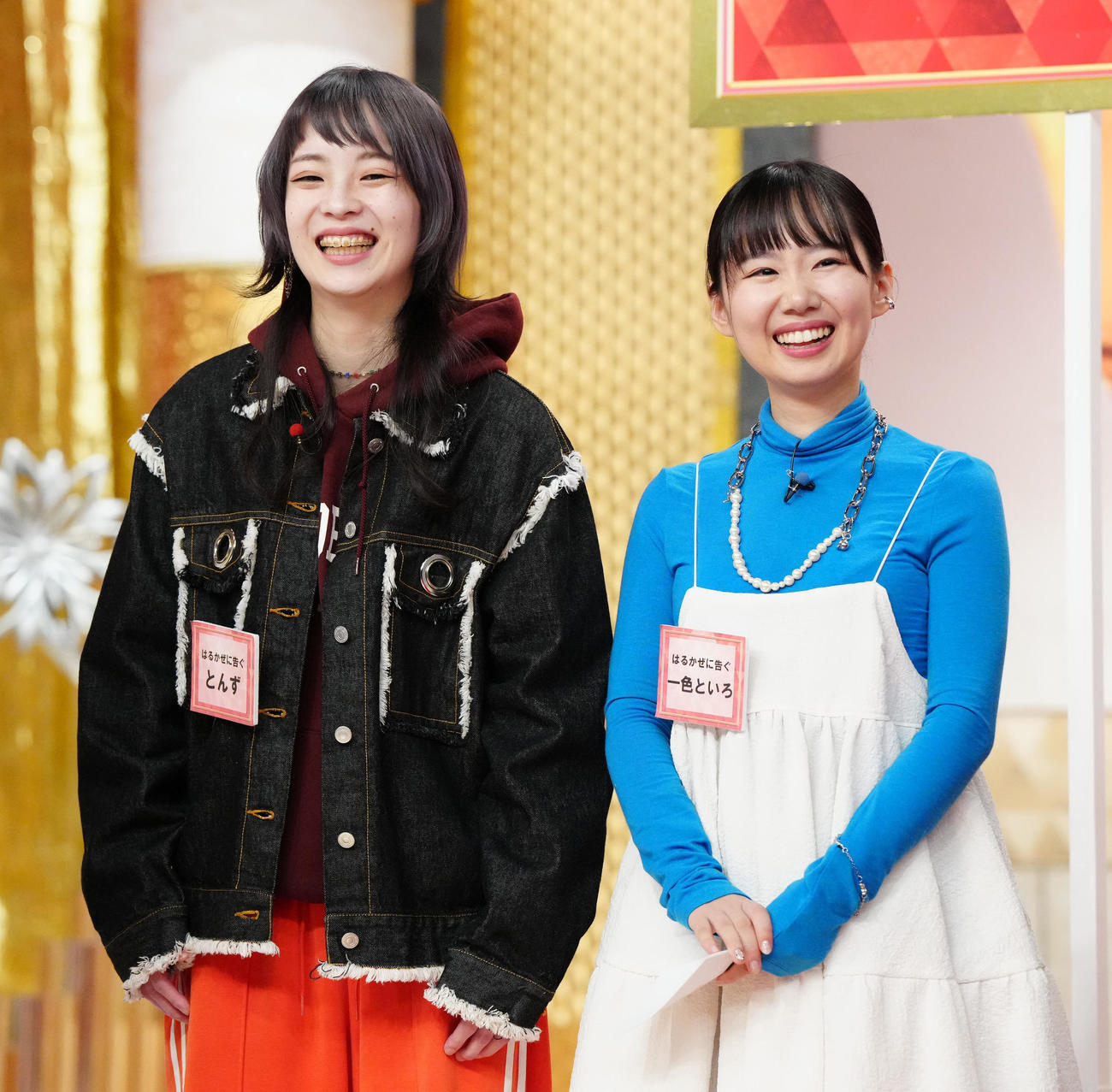 はるかぜに告ぐのとんず（左）と一色といろ（23年11月撮影）
