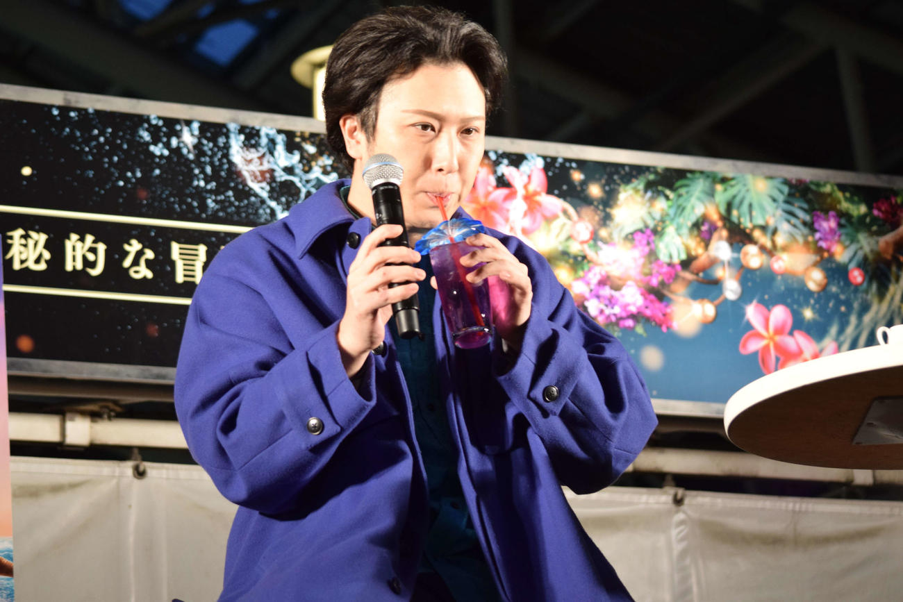 「モアナと伝説の海2」オリジナルティーを味わう尾上松也（撮影・阪口孝志）