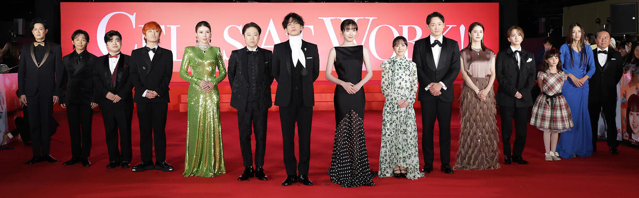 映画「はたらく細胞」プレミアイベントに出席した、左から新納慎也、加藤清史郎、加藤諒、Fukase、仲里依紗、阿部サダヲ、佐藤健、永野芽郁、芦田愛菜、山本耕史、松本若菜、板垣李光人、マイカピュ、小沢真珠、武内英樹監督（撮影・中島郁夫）
