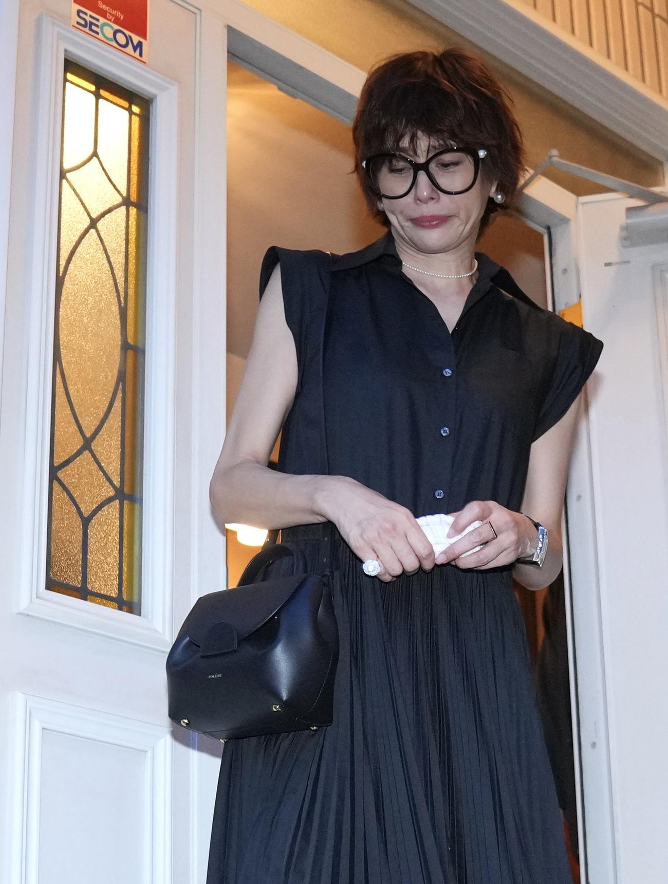 弔問を終え涙目で西田敏行さん宅を後にする米倉涼子（2024年10月19日撮影）