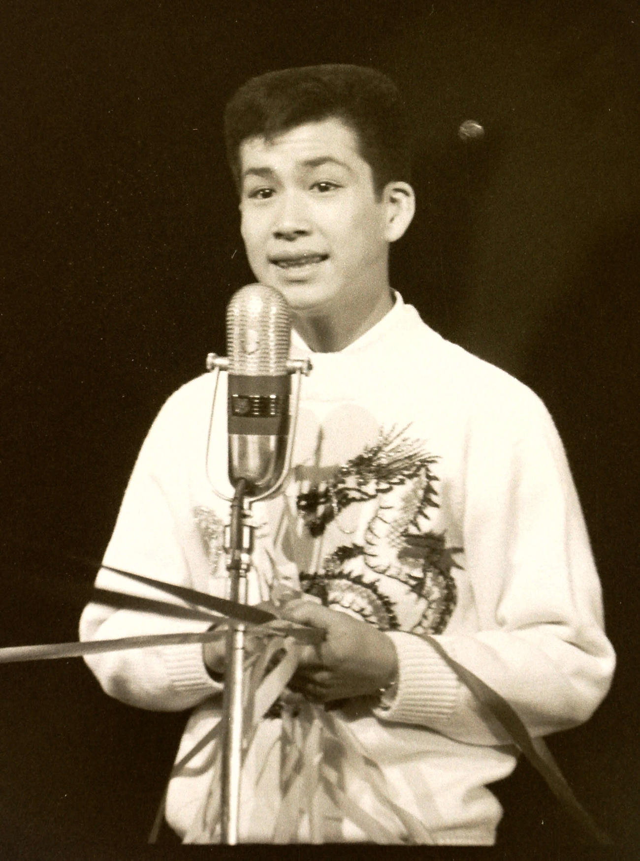 1964年1月、熱唱する三田明