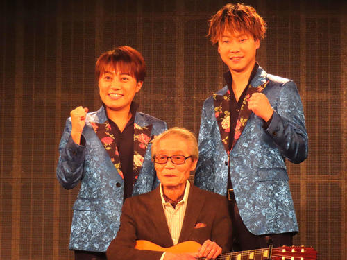 歌謡ユニットはやぶさが鶴岡雅義のギター伴奏で熱唱「神様のような存在」全国ツアー開催も発表