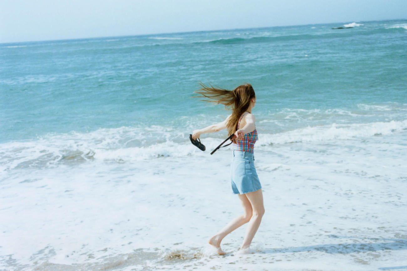 紺野彩夏ファーストフォトブック「透」の先行公開カット