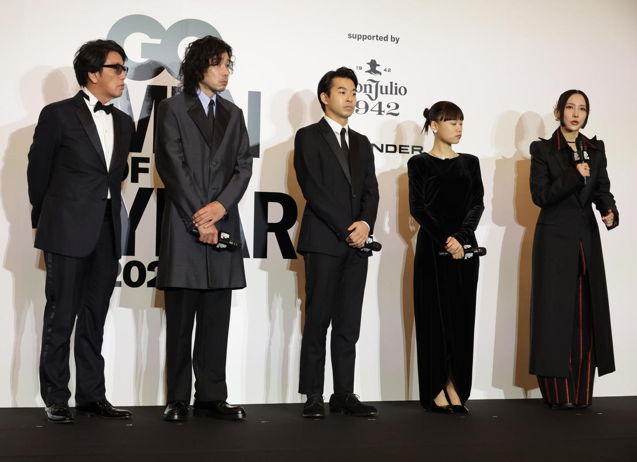 「GQ MEN OF THE YEAR 2024」を受賞した、左から岡村靖幸、斉藤和義、仲野太賀、杉咲花、ファーストサマーウイカ（撮影・中島郁夫）
