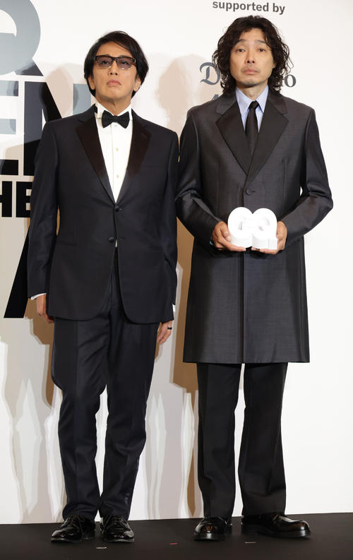「GQ MEN OF THE YEAR 2024」ベスト・コラボレーション賞を受賞した岡村靖幸（左）と斉藤和義（撮影・中島郁夫）