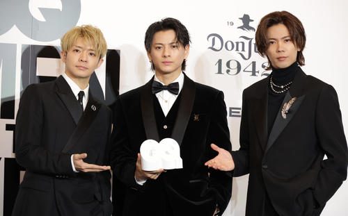 「GQ MEN OF THE YEAR 2024」ベスト・ミュージックグループ賞を受賞したNumber＿i。左から岸優太、平野紫耀、神宮寺勇太（撮影・中島郁夫）