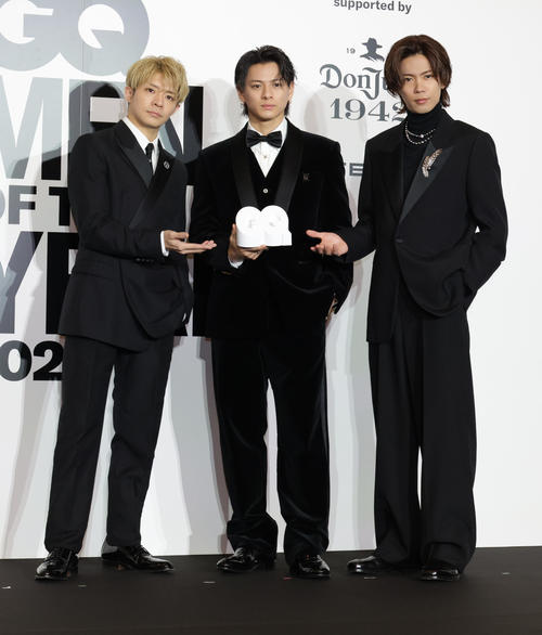 「GQ MEN OF THE YEAR 2024」ベスト・ミュージックグループ賞を受賞したNumber＿i。左から岸優太、平野紫耀、神宮寺勇太（撮影・中島郁夫）