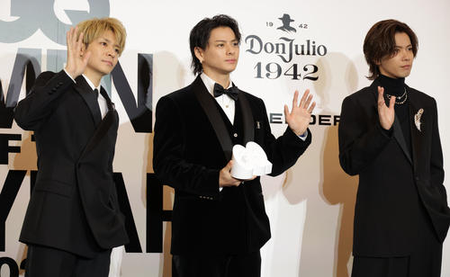 「GQ MEN OF THE YEAR 2024」ベスト・ミュージックグループ賞を受賞したNumber＿i。左から岸優太、平野紫耀、神宮寺勇太（撮影・中島郁夫）