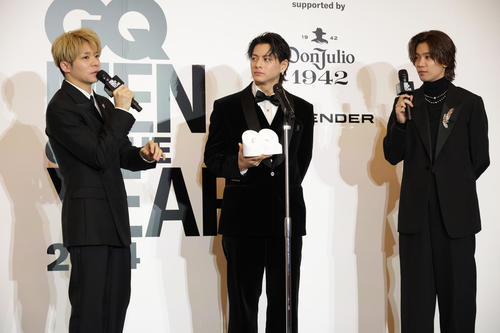 「GQ MEN OF THE YEAR 2024」ベスト・ミュージックグループ賞を受賞したNumber＿i。左から岸優太、平野紫耀、神宮寺勇太（撮影・中島郁夫）