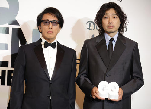 「GQ MEN OF THE YEAR 2024」ベスト・コラボレーション賞を受賞した岡村靖幸（左）と斉藤和義（撮影・中島郁夫）