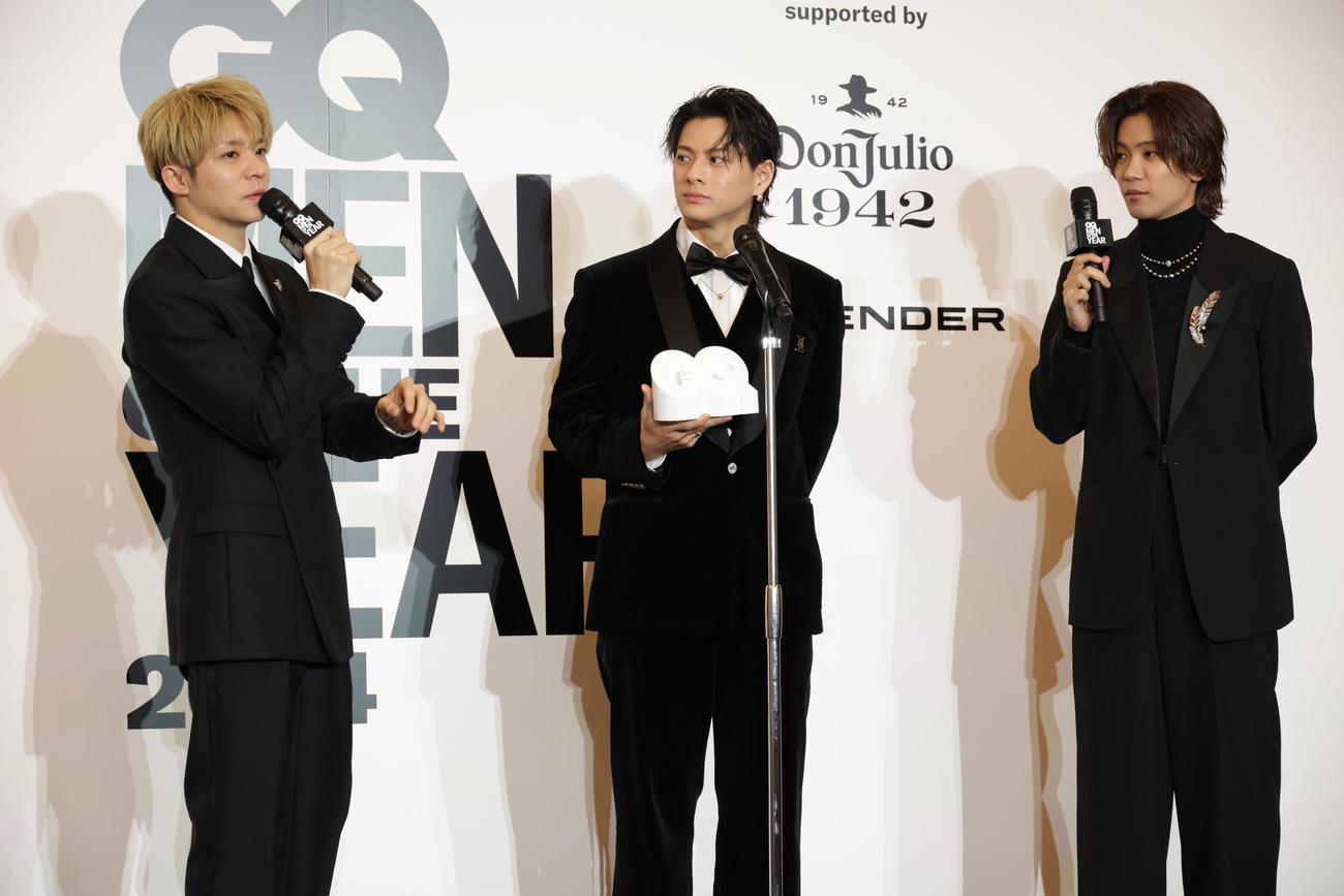 「GQ MEN OF THE YEAR 2024」を受賞したNumber＿i。左から岸優太、平野紫耀、神宮寺勇太（撮影・中島郁夫）