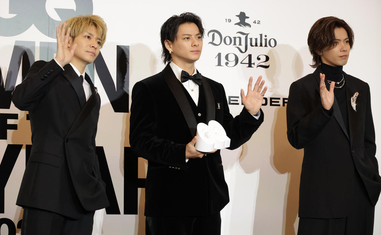 「GQ MEN OF THE YEAR 2024」を受賞したNumber_i。左から岸優太、平野紫耀、神宮寺勇太（撮影・中島郁夫）