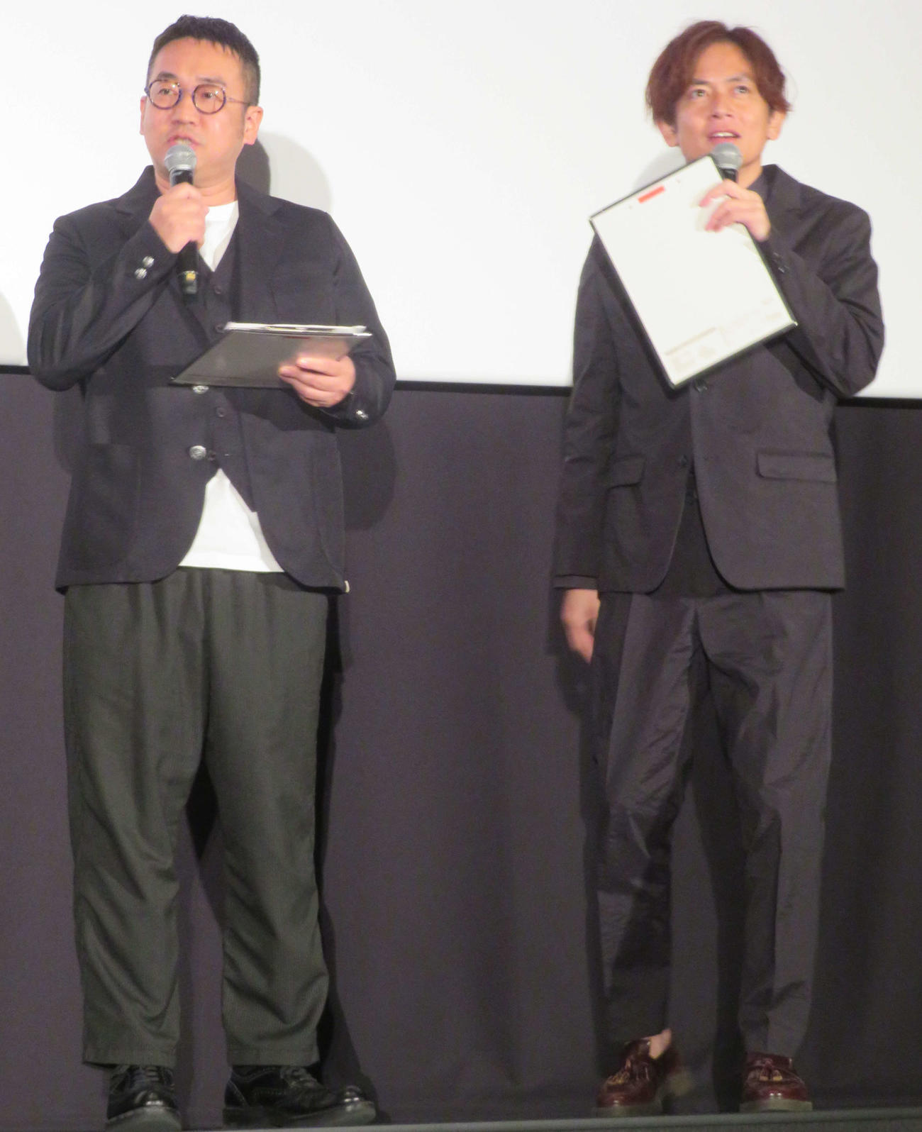 映画「うちの弟どもがすみません」公開前夜祭でMCを務めた、なすなかにし中西茂樹（左）と那須晃行（撮影・村上幸将）