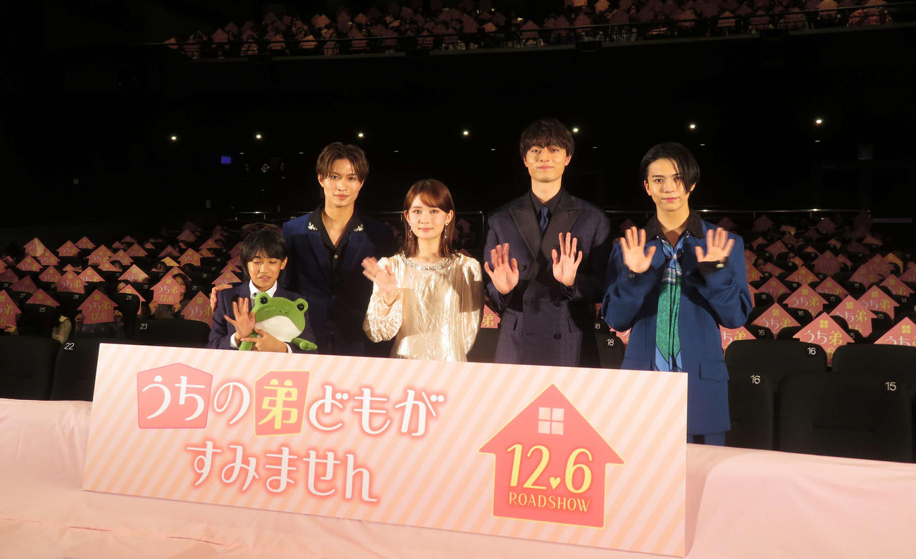 映画「うちの弟どもがすみません」公開前夜祭に登壇した、左からジュニア内田煌音、美　少年の那須雄登、畑芽育、HiHi Jets作間龍斗、少年忍者の織山尚大（撮影・村上幸将）