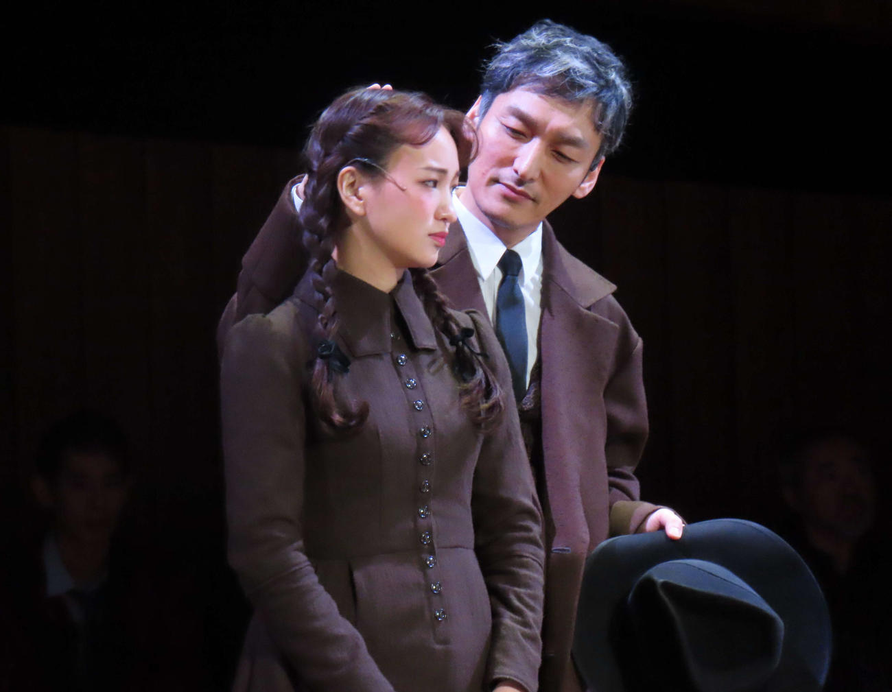 舞台「ヴェニスの商人」公開舞台稽古を行う華優希（左）と草なぎ剛