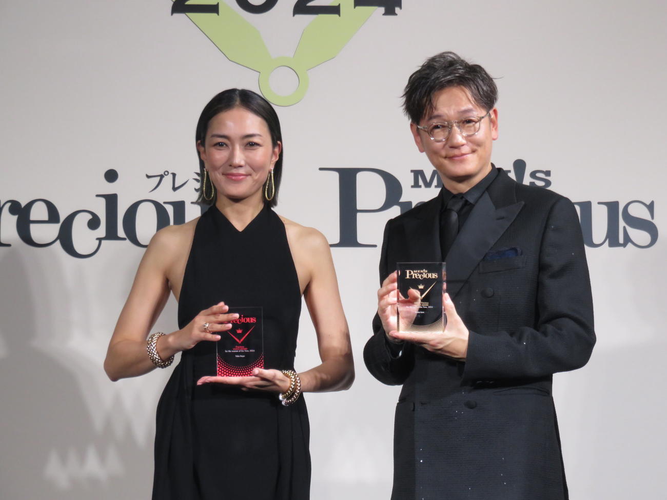 「プレシャス・ウオッチ・アワード2024」で「時の人」賞を受賞した板谷由夏（左）と井浦新