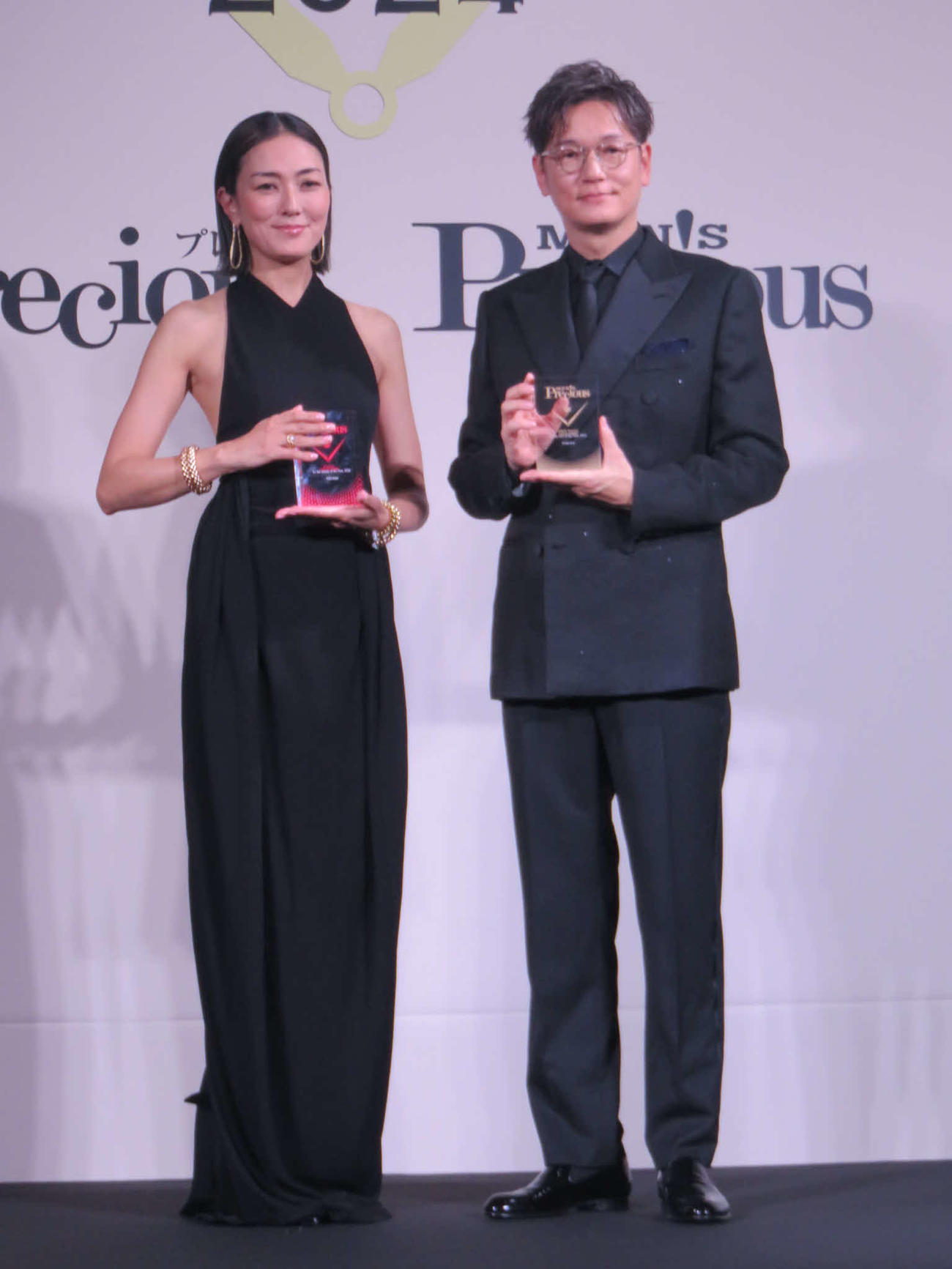 「プレシャス・ウオッチ・アワード2024」で「時の人」賞を受賞した板谷由夏（左）と井浦新