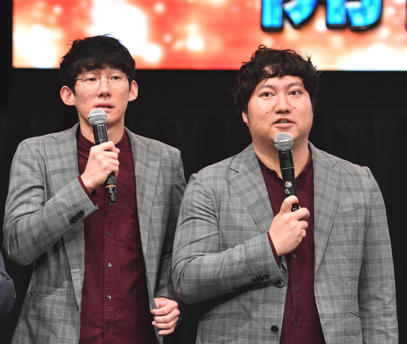 ロングコートダディの堂前透（左）と兎（2023年撮影）