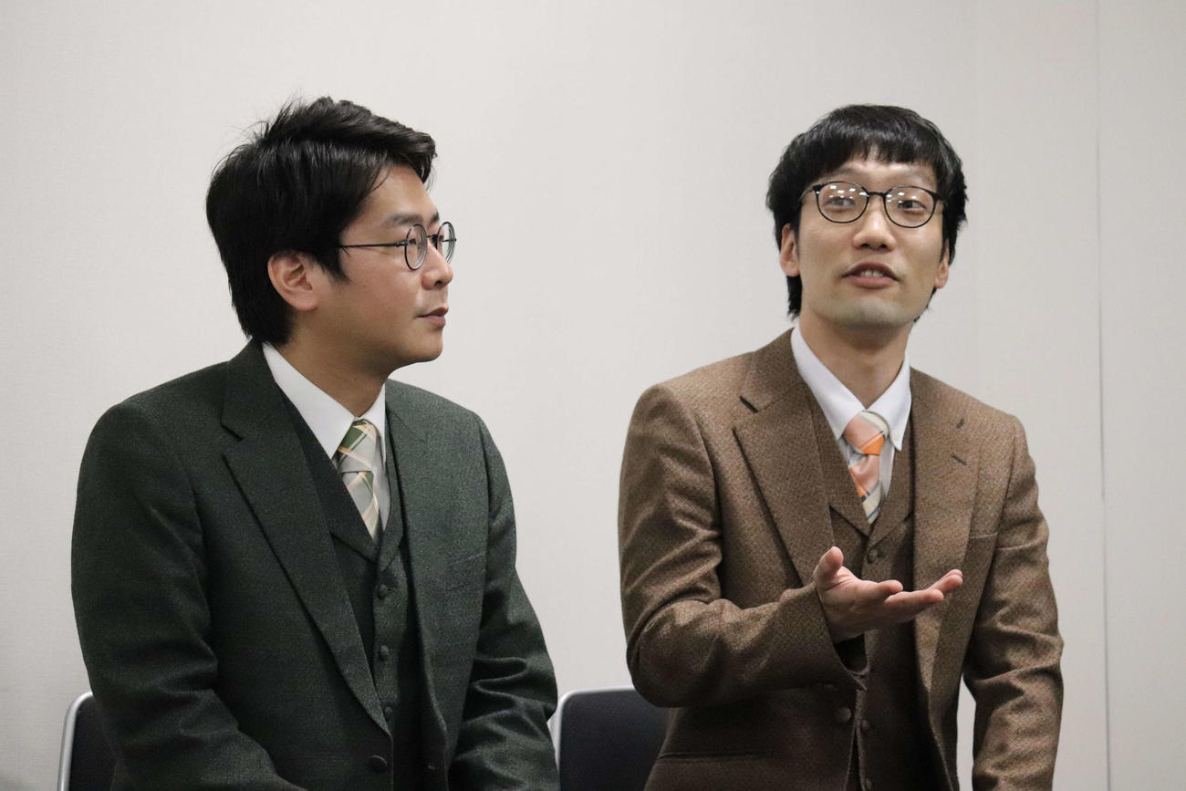 男性ブランコの浦井（左）と平井（2022年撮影）