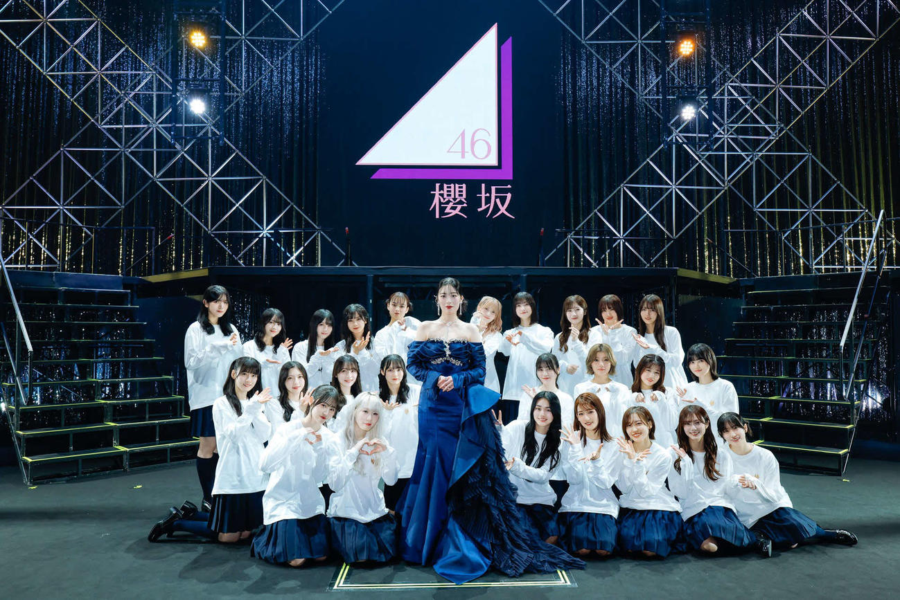 卒業セレモニーを行った櫻坂46齋藤冬優花（中央）（上山陽介氏撮影）