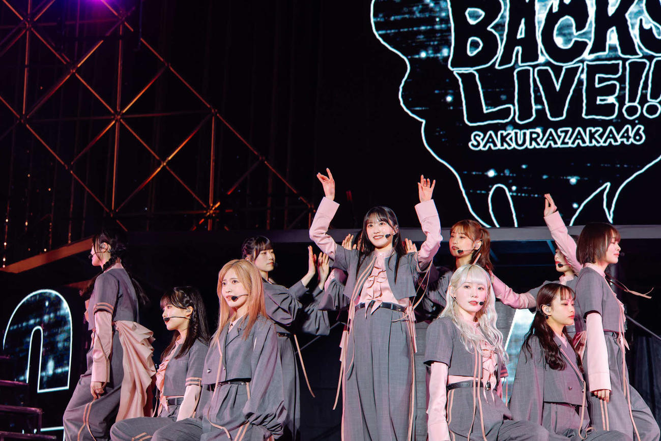 「10th Single BACKS LIVE！！」でパフォーマンスする櫻坂46メンバー（上山陽介氏撮影）