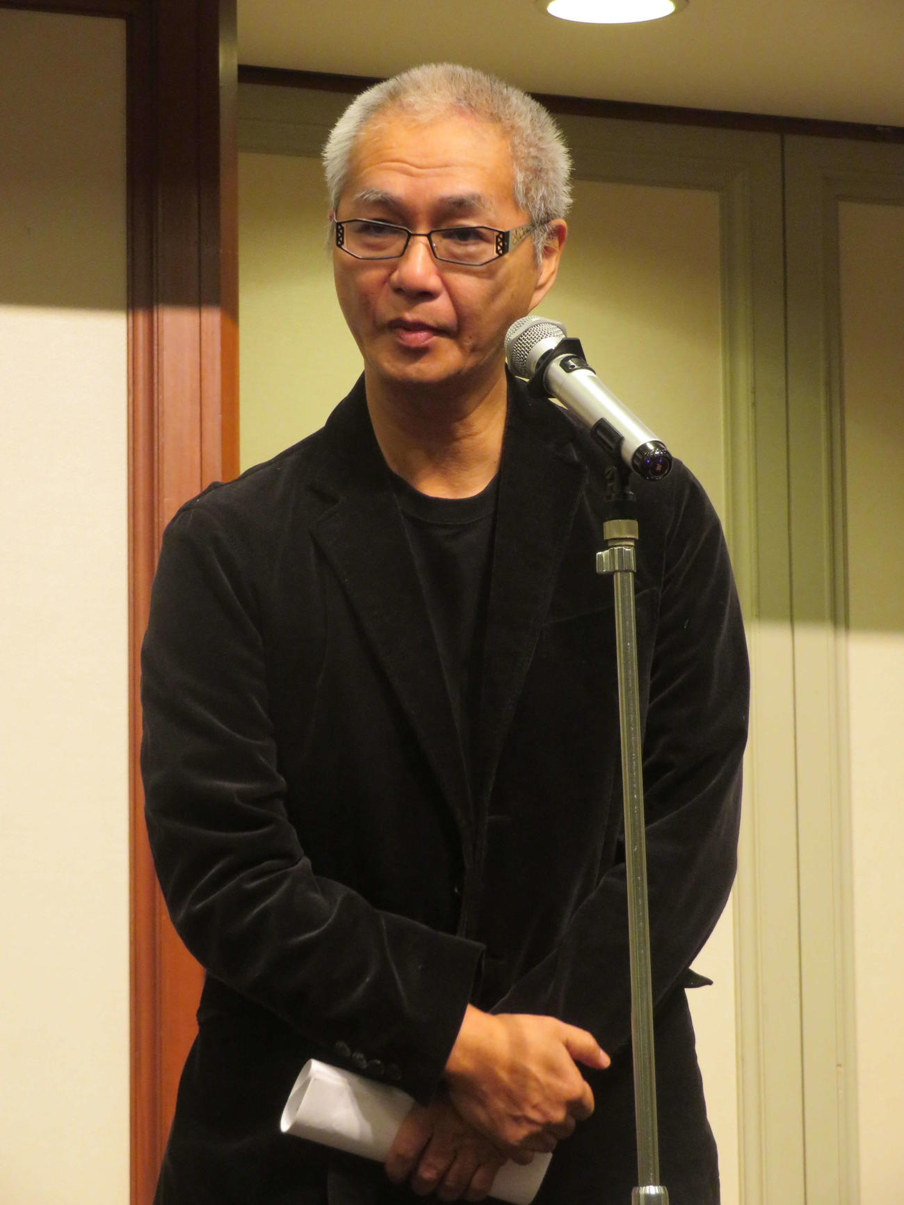 第29回「新藤兼人賞」授賞式であいさつする、協同組合日本映画製作者協会の押田興将代表理事（撮影・村上幸将）
