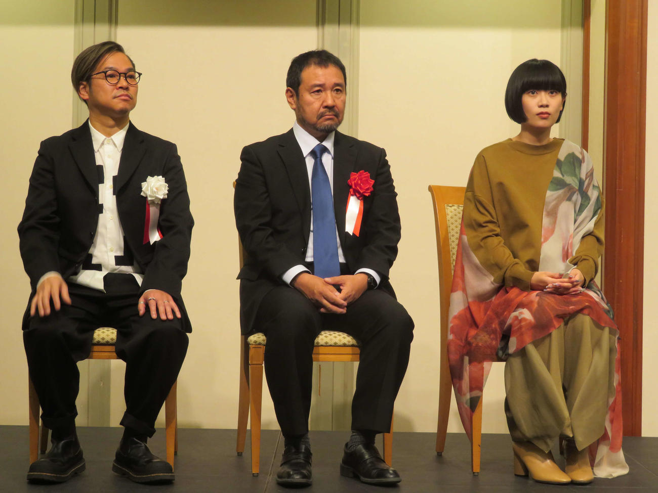第29回「新藤兼人賞」授賞式に登壇した、左からプロデューサー賞の関友彦氏、銀賞の安田淳一監督、金賞の山中瑶子監督（撮影・村上幸将）