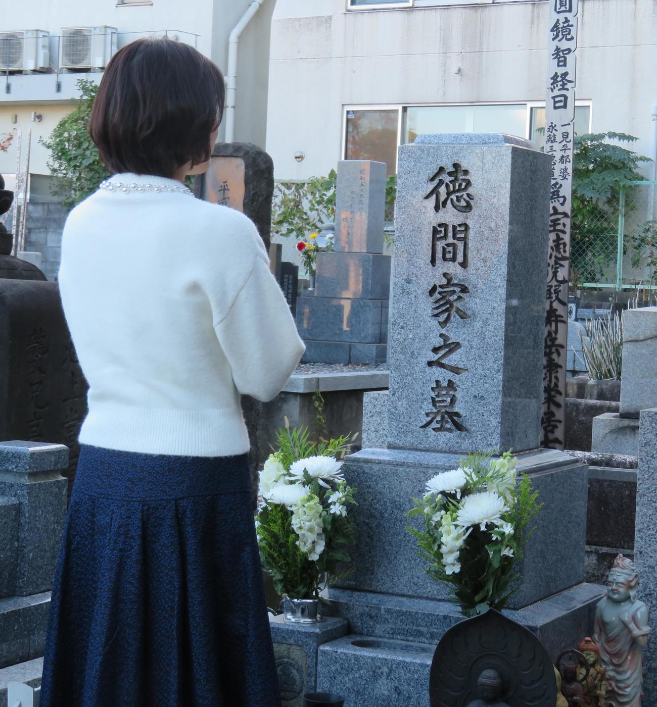 恩師の墓前に22年連続紅白出場の報告を行った水森かおり