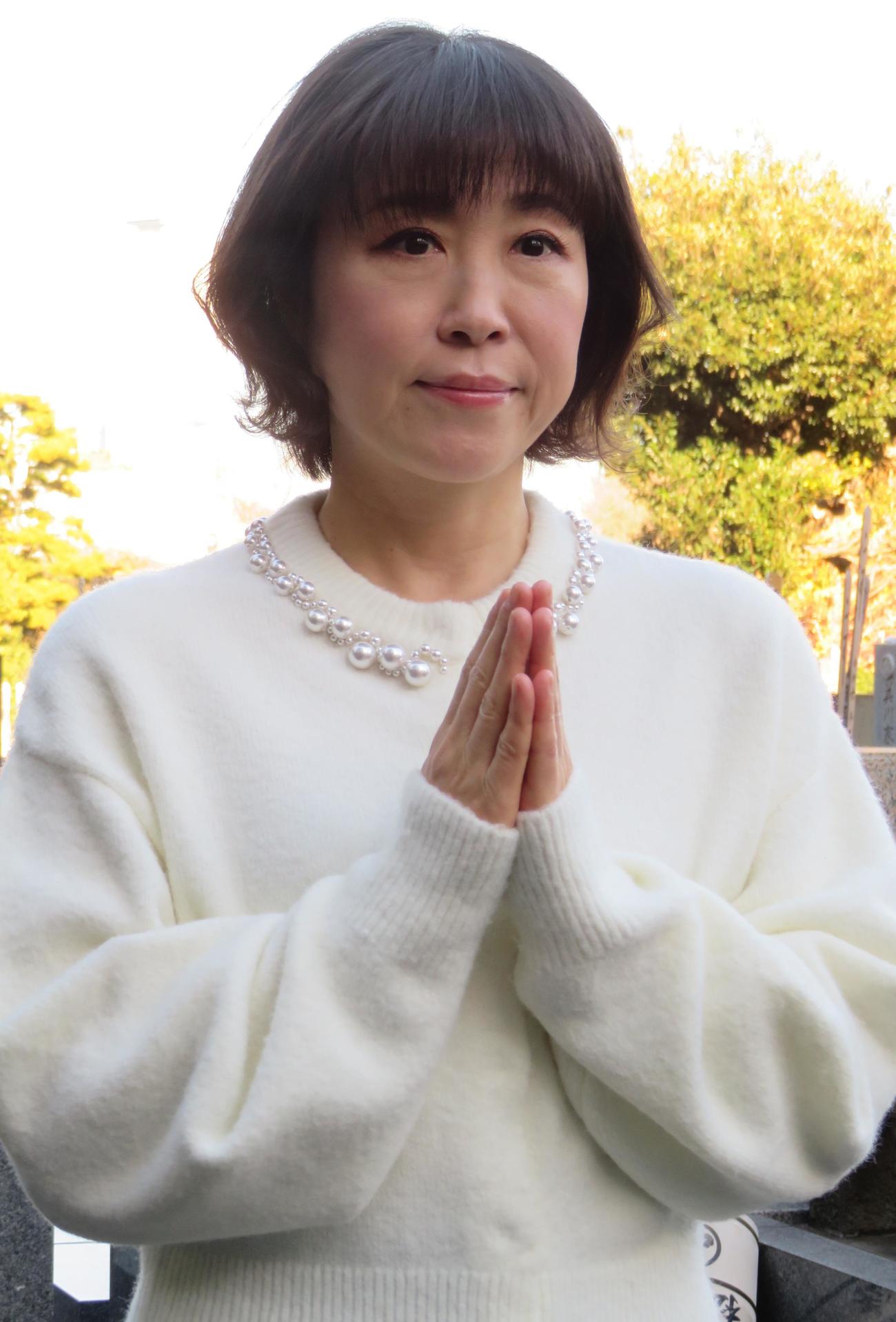 恩師の墓前に22年連続紅白出場の報告を行った水森かおり