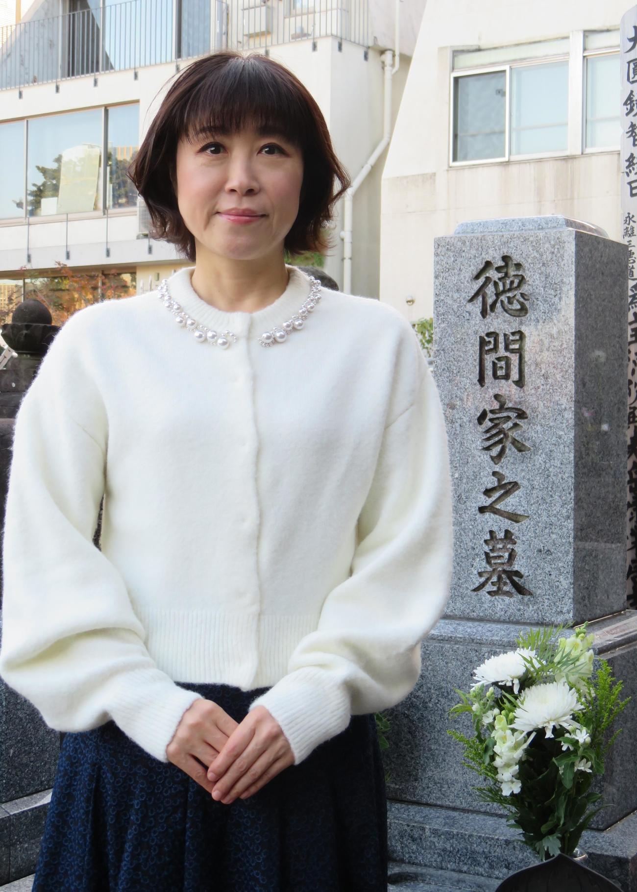 恩師の墓前に22年連続紅白出場の報告を行った水森かおり