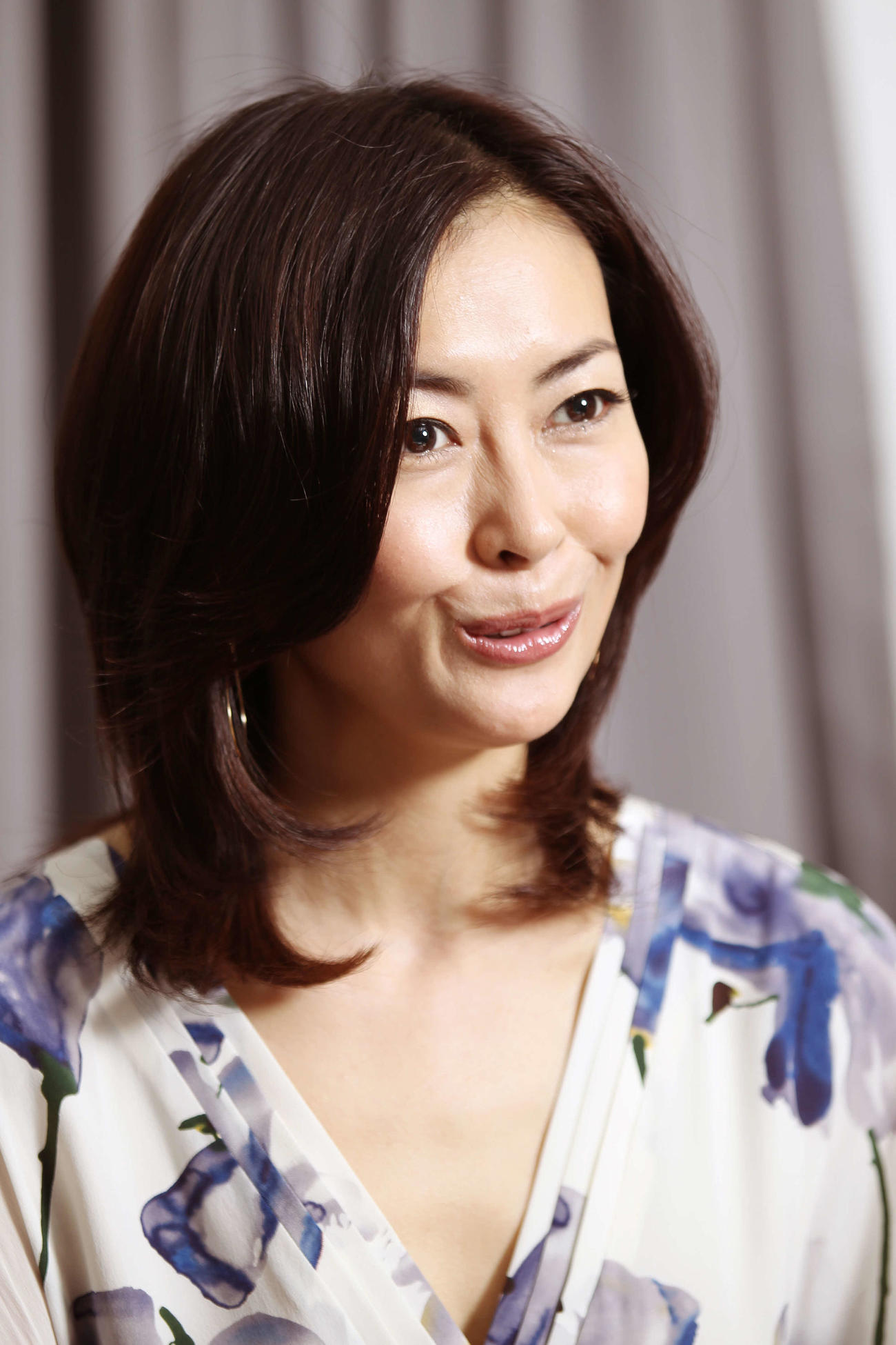 インタビューに答える中山美穂さん（09年12月）