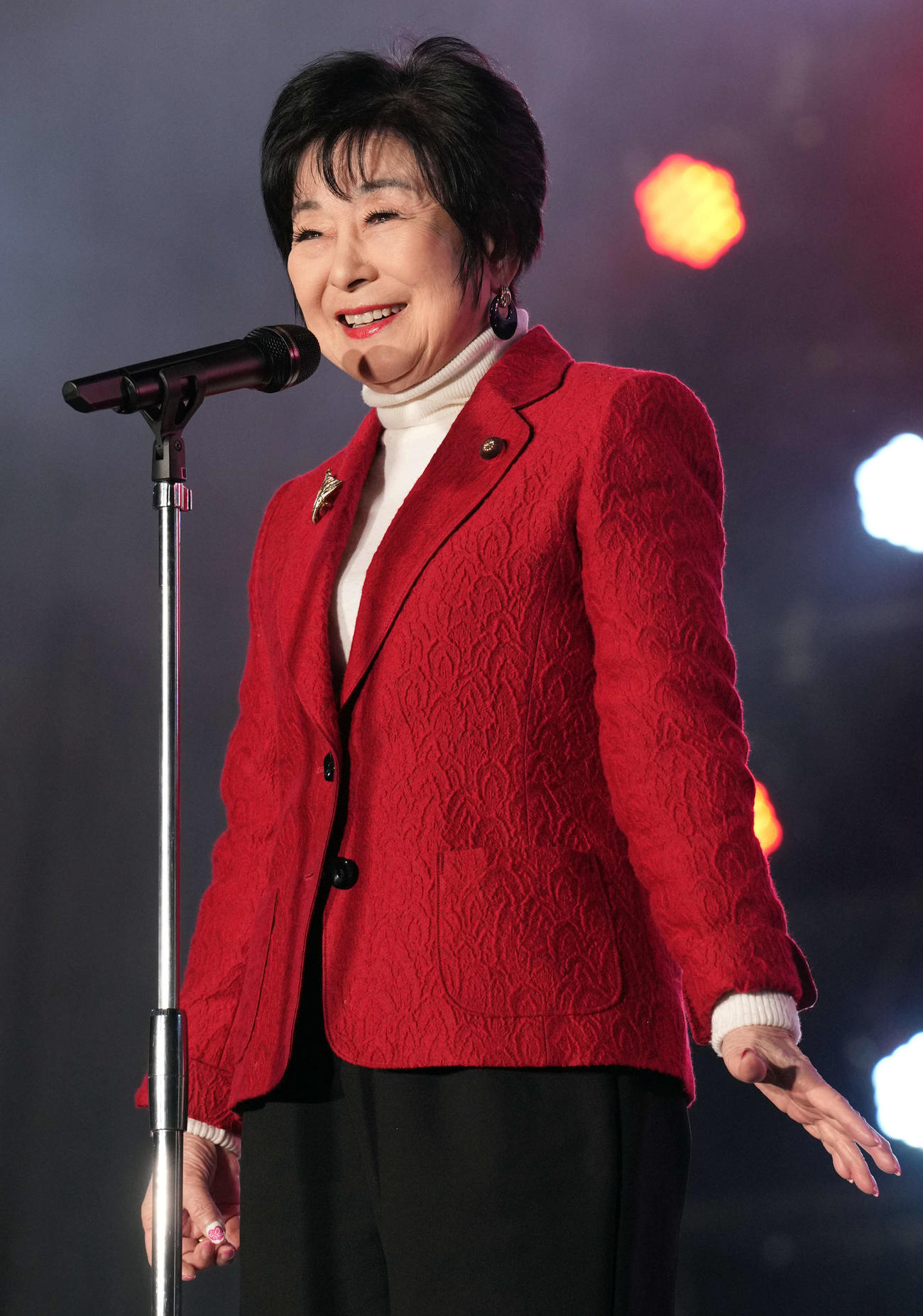 オープニングセレモニーであいさつをする名誉実行委員会の山東昭子参議院議員（撮影・たえ見朱実）