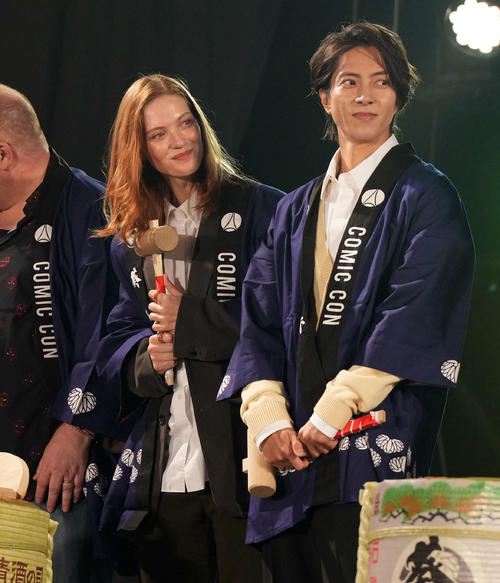 笑顔を見せるフルール・ジェフリエ（左）山下智久（撮影・たえ見朱実）
