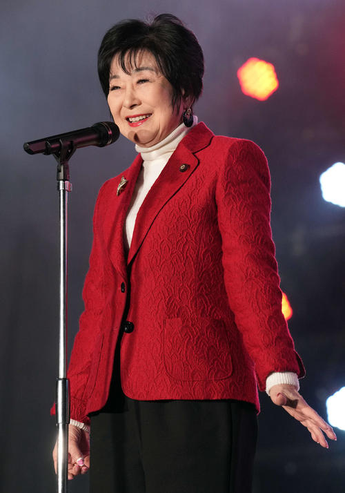 オープニングセレモニーであいさつをする名誉実行委員会の山東昭子参議院議員（撮影・たえ見朱実）