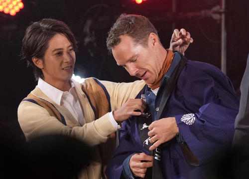 ベネディクト・カンバーバッチ（右）の襟を直す山下智久（撮影・たえ見朱実）