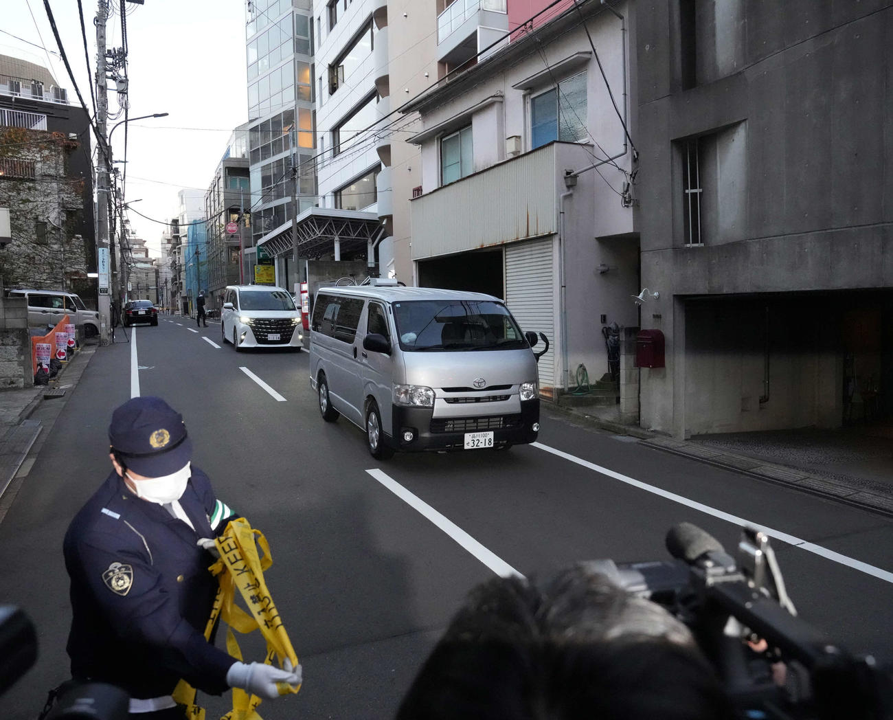 自宅を出る中山美穂さんを乗せたと思われる車（撮影・小沢裕）