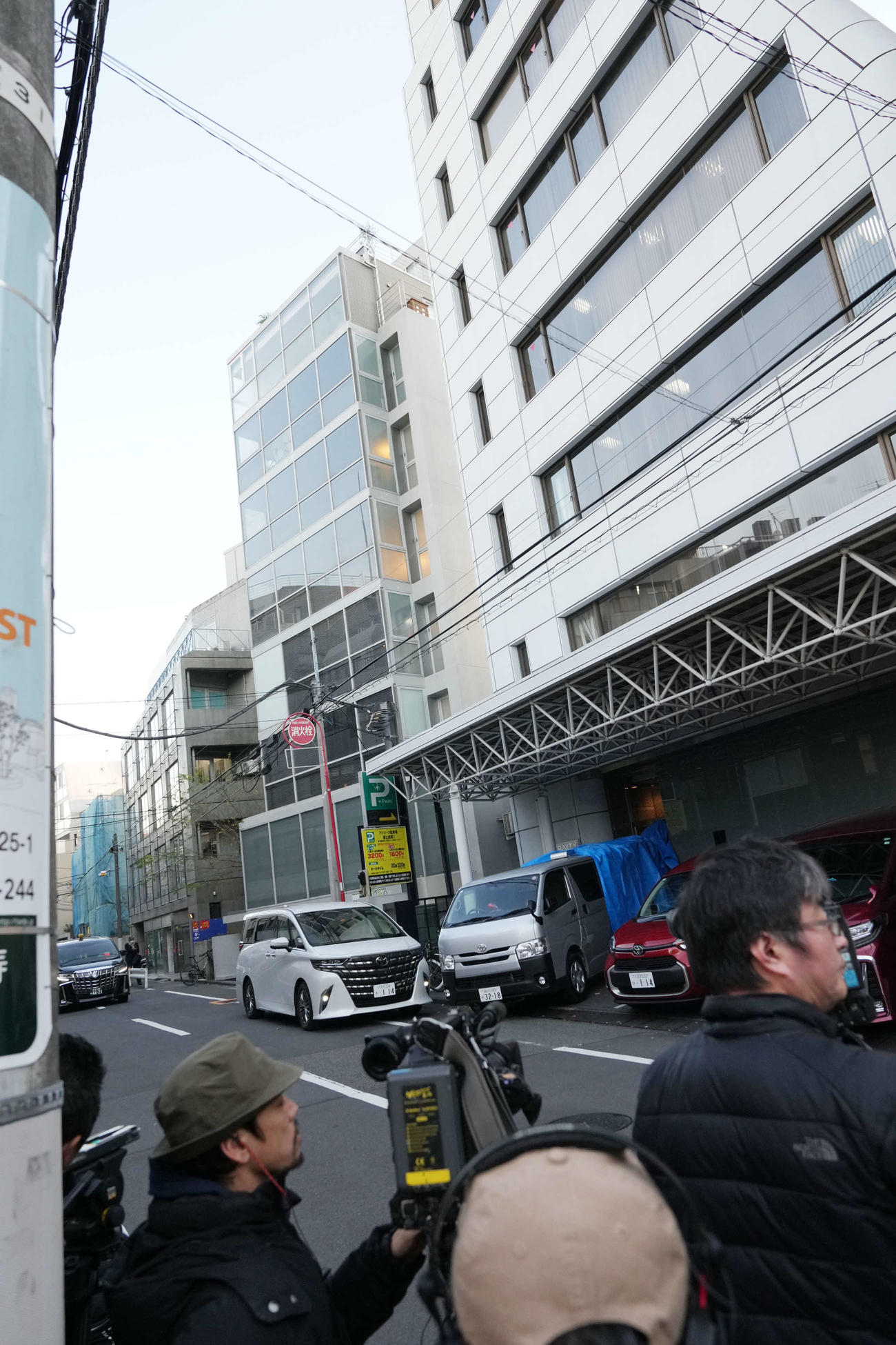 中山美穂さんの自宅前にはブルーシートで覆われた警察関係の車両が横付けされていた（撮影・小沢裕）