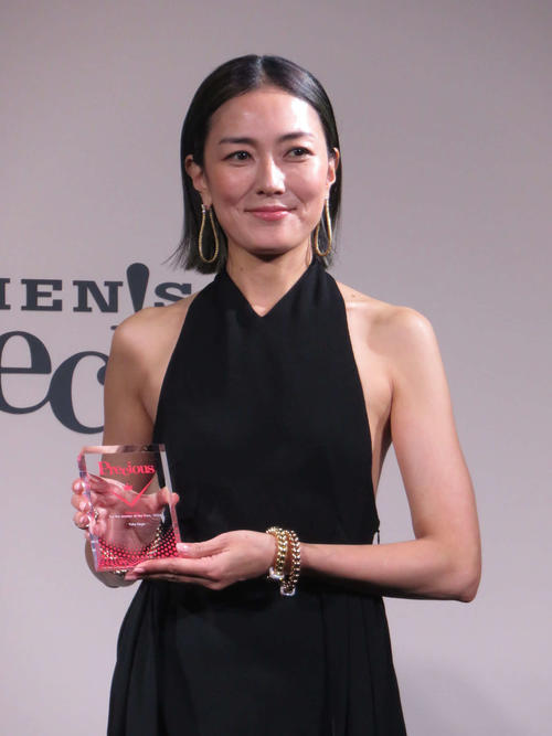49歳の板谷由夏、美背中あらわなブラックドレス姿を披露「大胆」「見惚れてしまいます」
