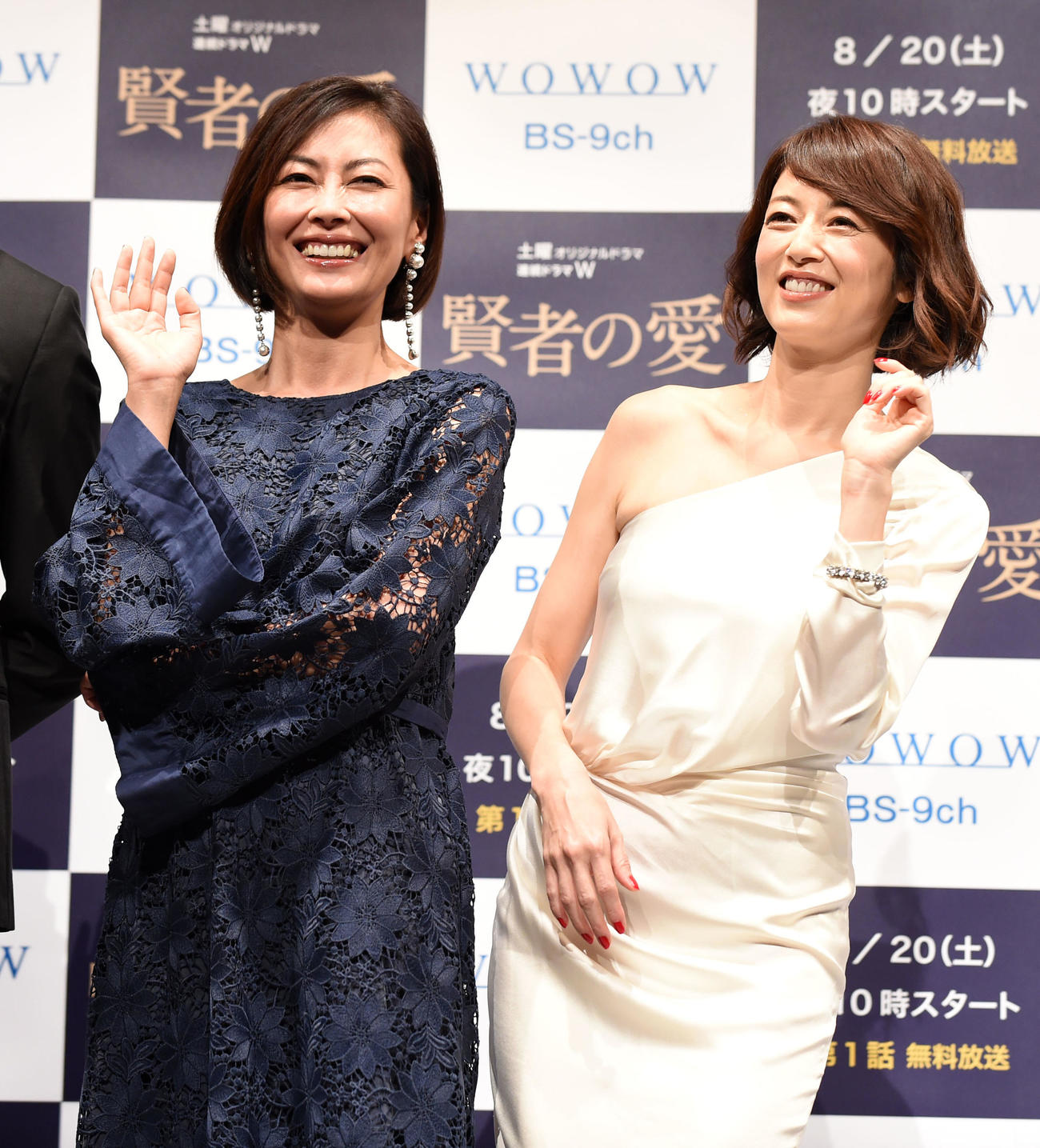 試写会後のあいさつで、カメラに向かって手を振る中山美穂さん（左）と高岡早紀（2016年8月19日）
