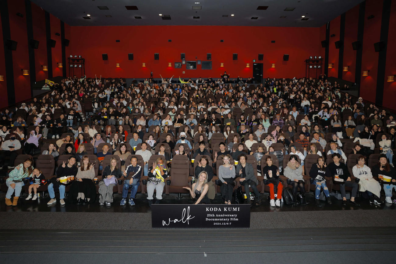 「KODA KUMI 25th Anniversary Documentary Film　『walk』」上映会でファンと記念撮影する倖田来未