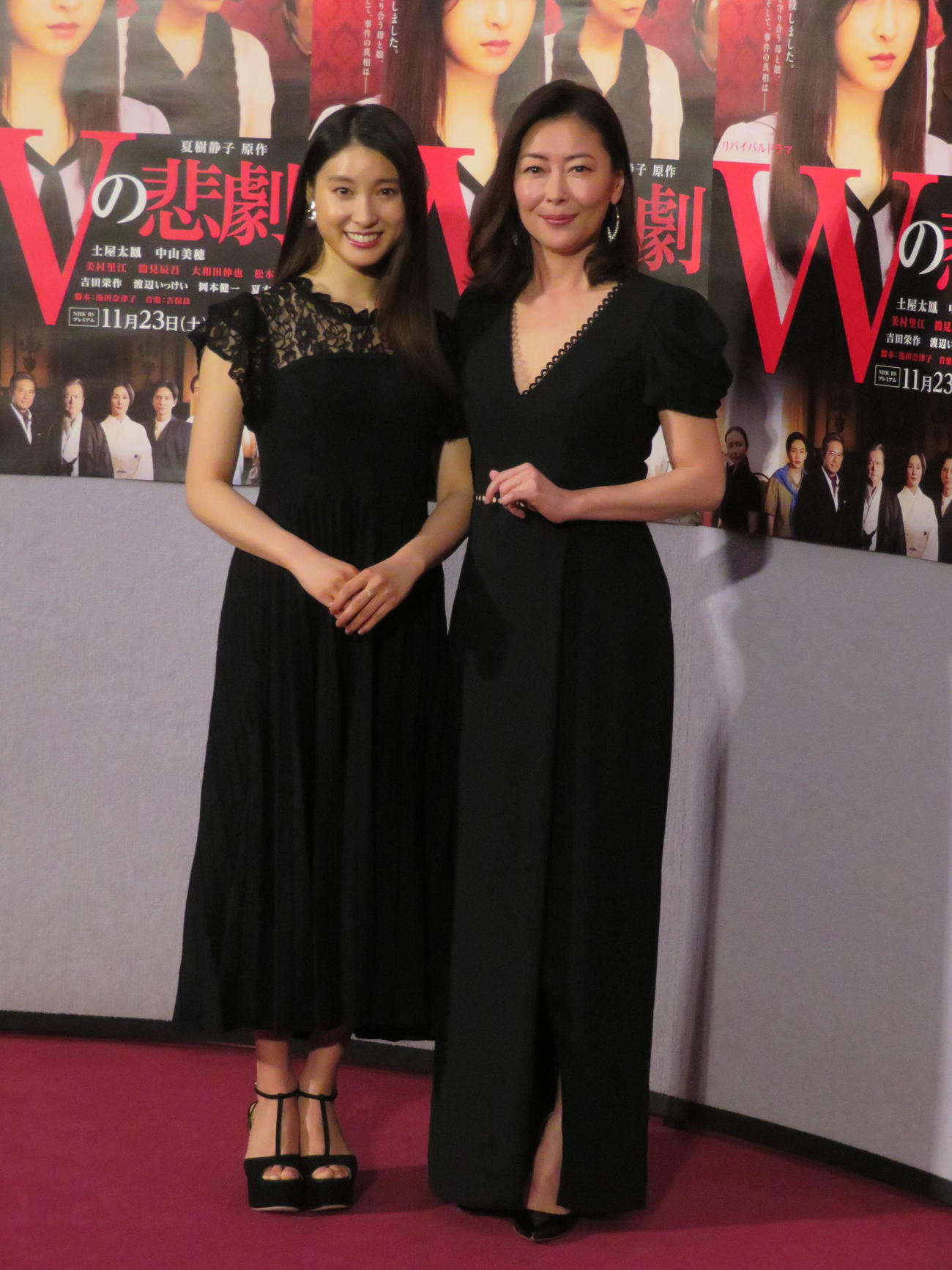 NHKBSプレミアム「Wの悲劇」の会見を行った土屋太鳳（左）と中山美穂さん