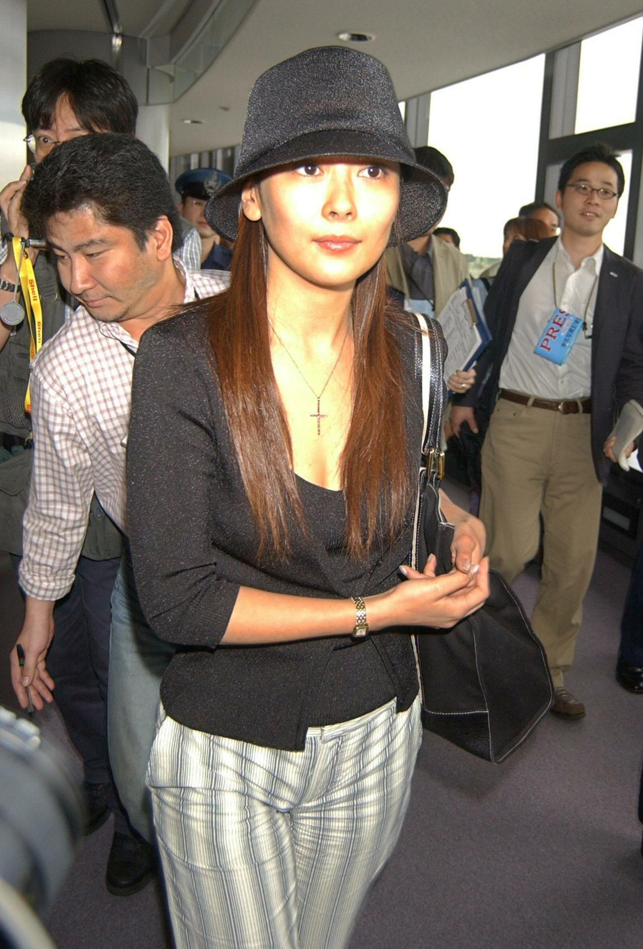 結婚発覚以来初めて姿を見せた中山美穂さんは左手薬指を隠す（02年6月）