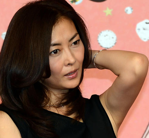 映画「新しい靴を買わなくちゃ」完成披露会見に出席した中山美穂さん（2012年9月）